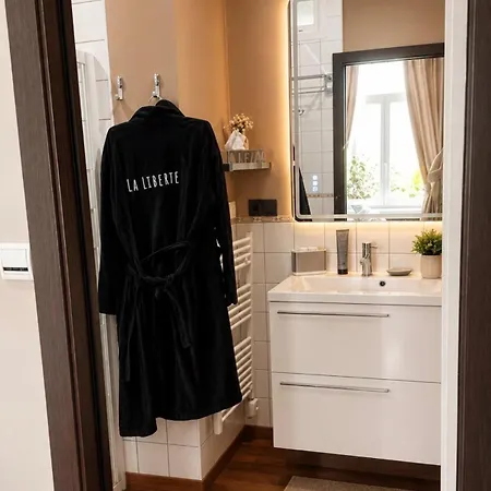 La Liberte, Loft 90 M2 Renove Centre-ville, Terrasse Amenagee, Jeux & Parking Apartamento *